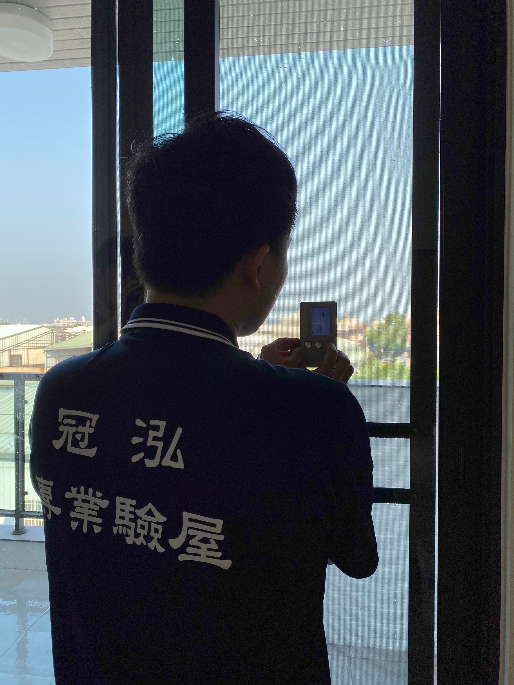 玻璃測厚儀檢查窗戶玻璃厚度案例