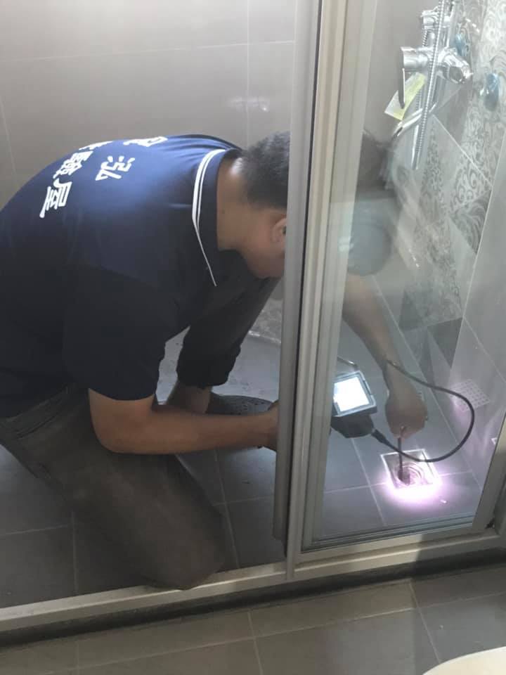 使用工業內視鏡檢查排水孔是否有異物。