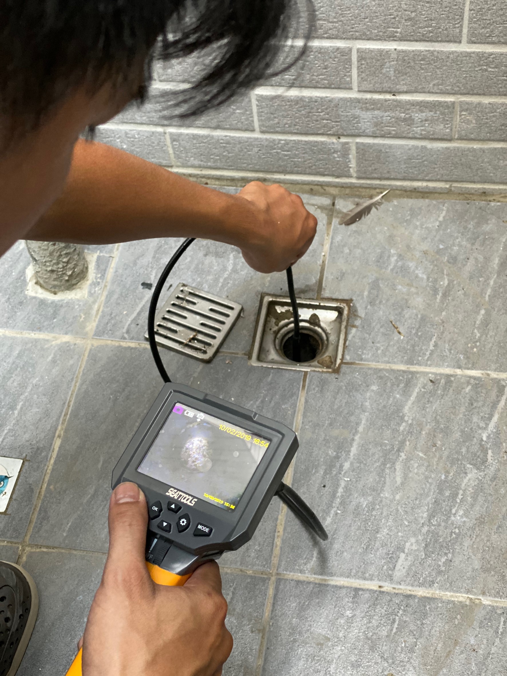 使用工業內視鏡檢查排水孔是否有異物