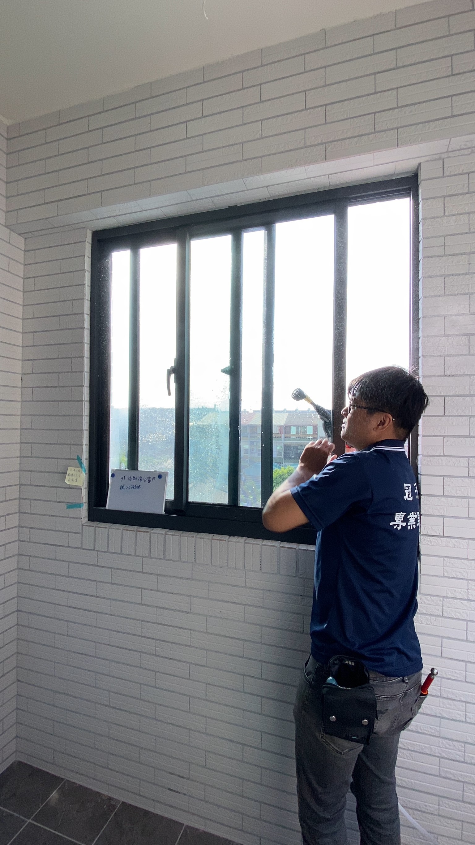 使用噴水槍噴灑窗戶檢測是否有裂縫、滲漏水案例