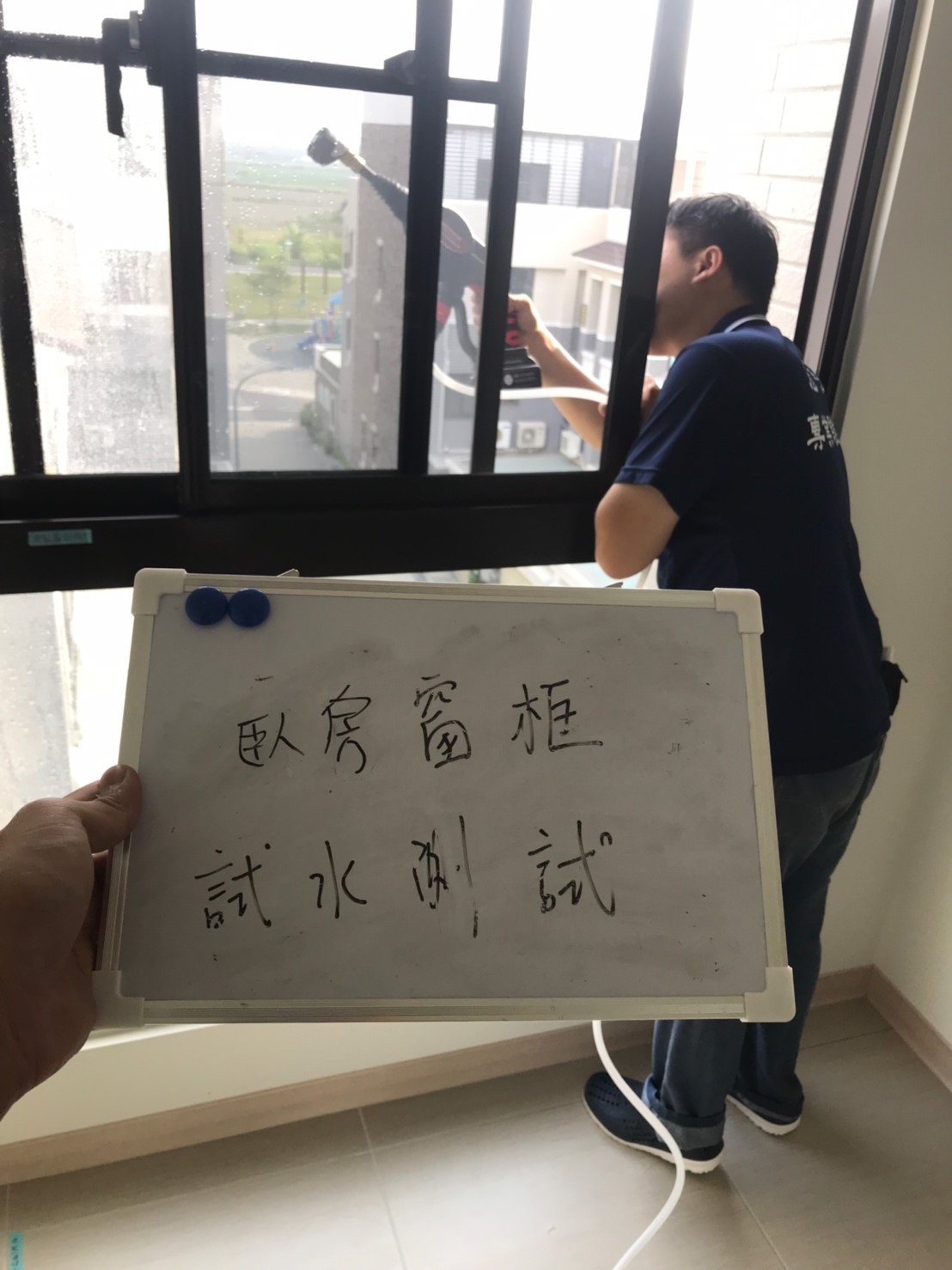 使用噴水槍噴灑窗戶檢測是否有裂縫、滲漏水案例