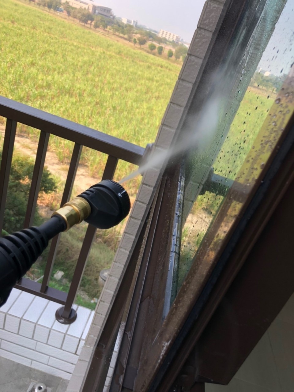 使用噴水槍噴灑窗戶檢測是否有裂縫、滲漏水案例