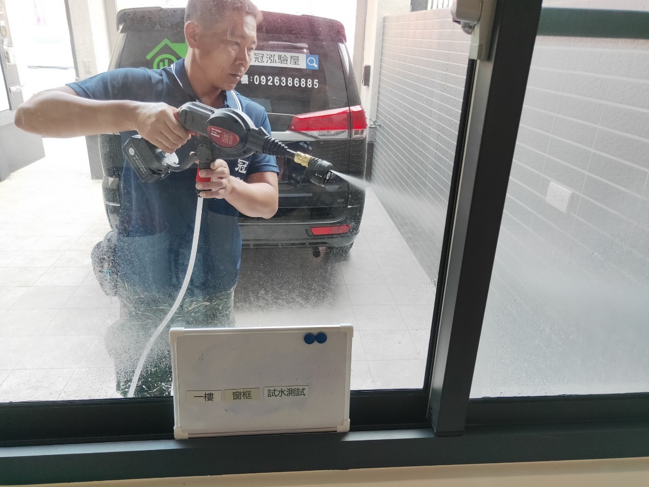 使用噴水槍噴灑窗戶檢測是否有裂縫、滲漏水案例