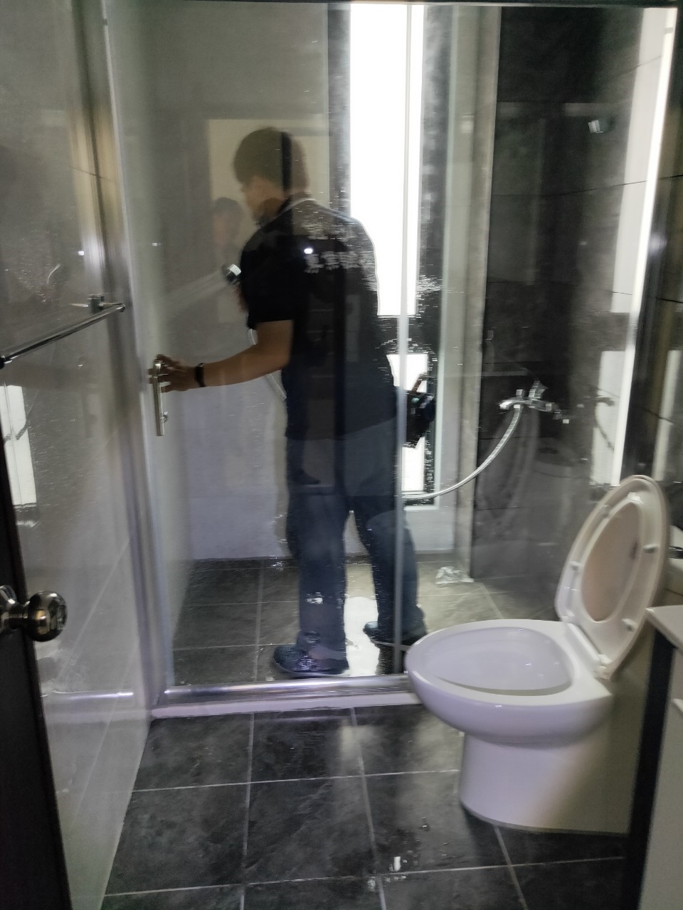 使用噴水槍噴灑窗戶檢測是否有裂縫、滲漏水案例