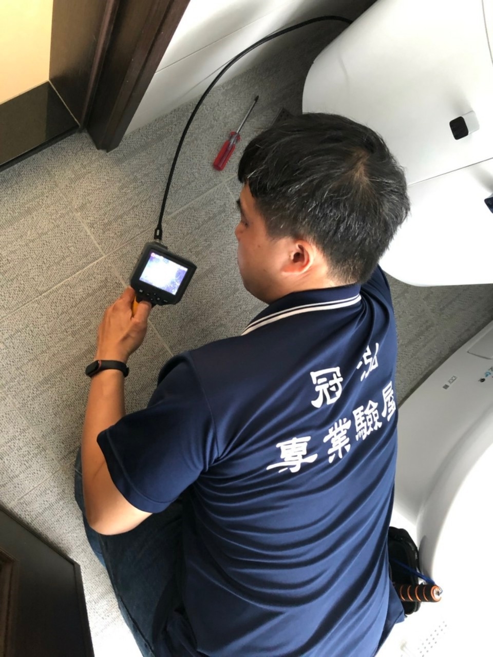 使用工業內視鏡檢查排水孔是否有異物&nbsp;