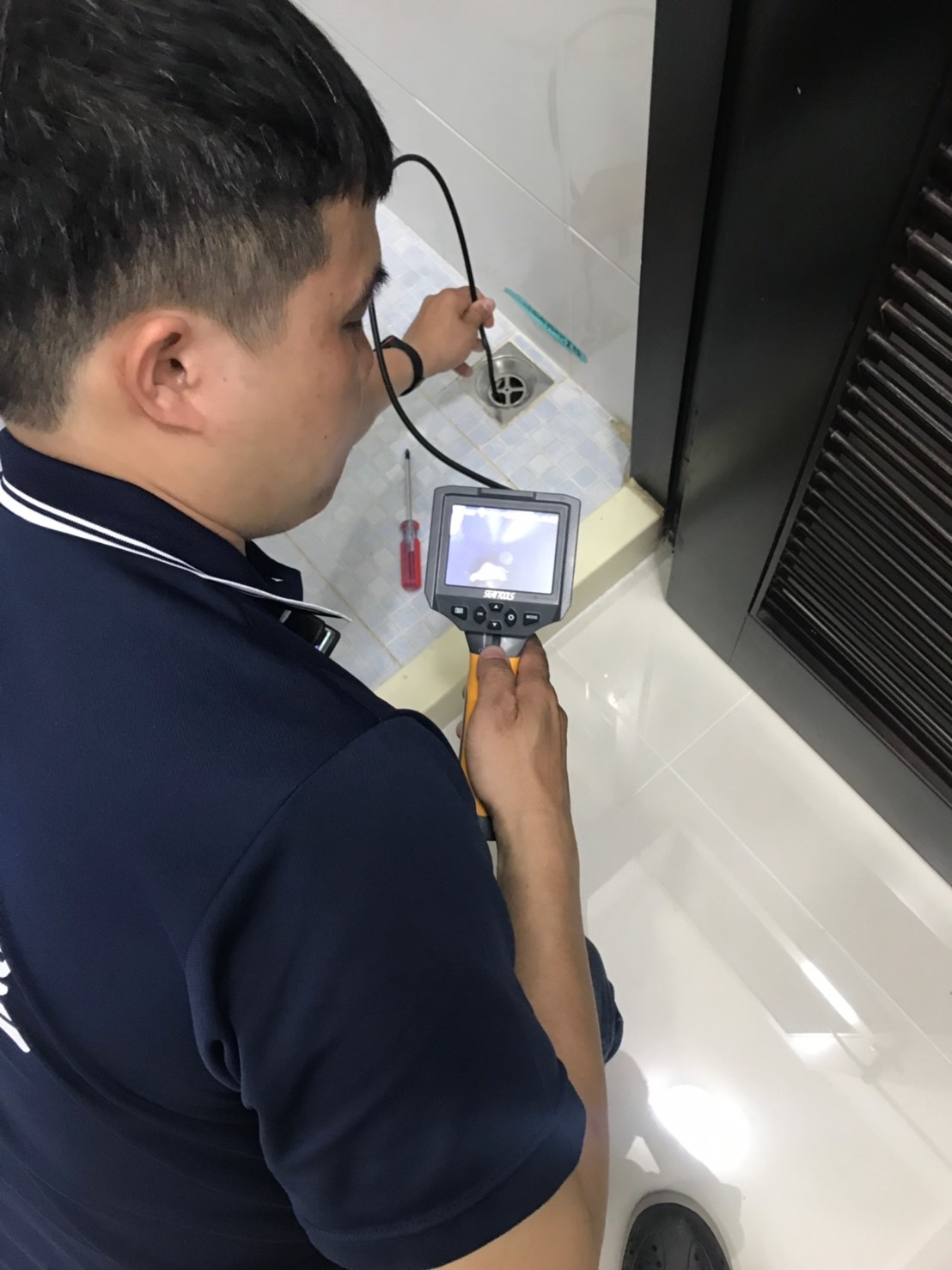 使用工業內視鏡檢查排水孔是否有異物