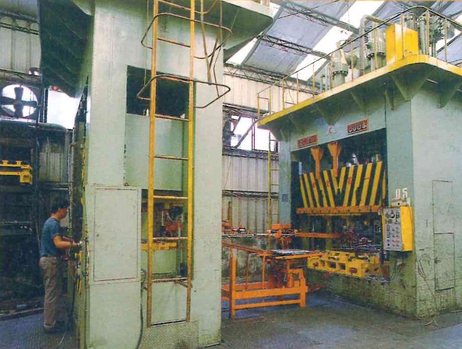 600噸油壓機及機械手臂-順盛工業股份有限公司