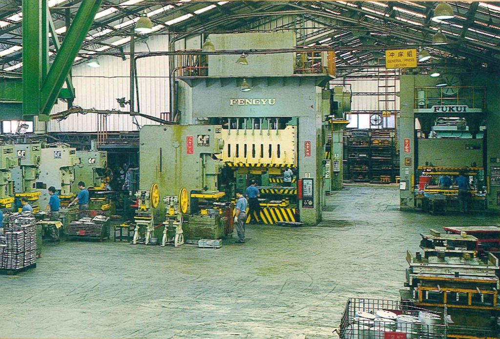 沖床現場-順盛工業股份有限公司