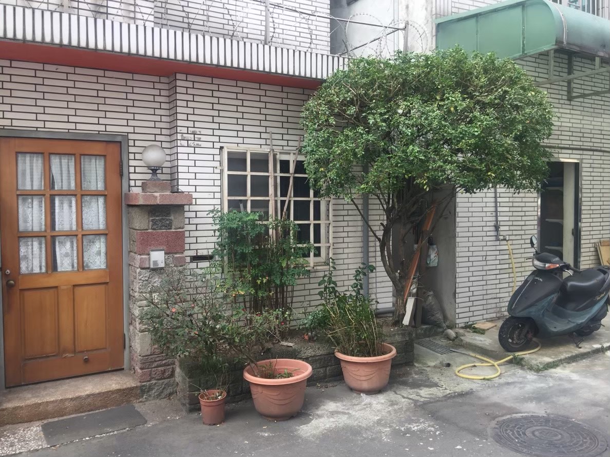 三重住家社區園藝修剪整理-園藝修剪整理,鋸樹矮化作業,花草樹木種植,園藝造園工程,庭院花園整理,割草鋸樹修剪-免費現勘