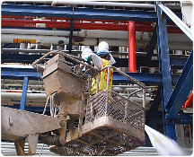 鋼構銹蝕以水刀清除後噴塗油漆