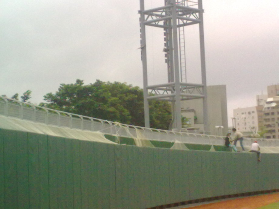 棒球場邊網完工