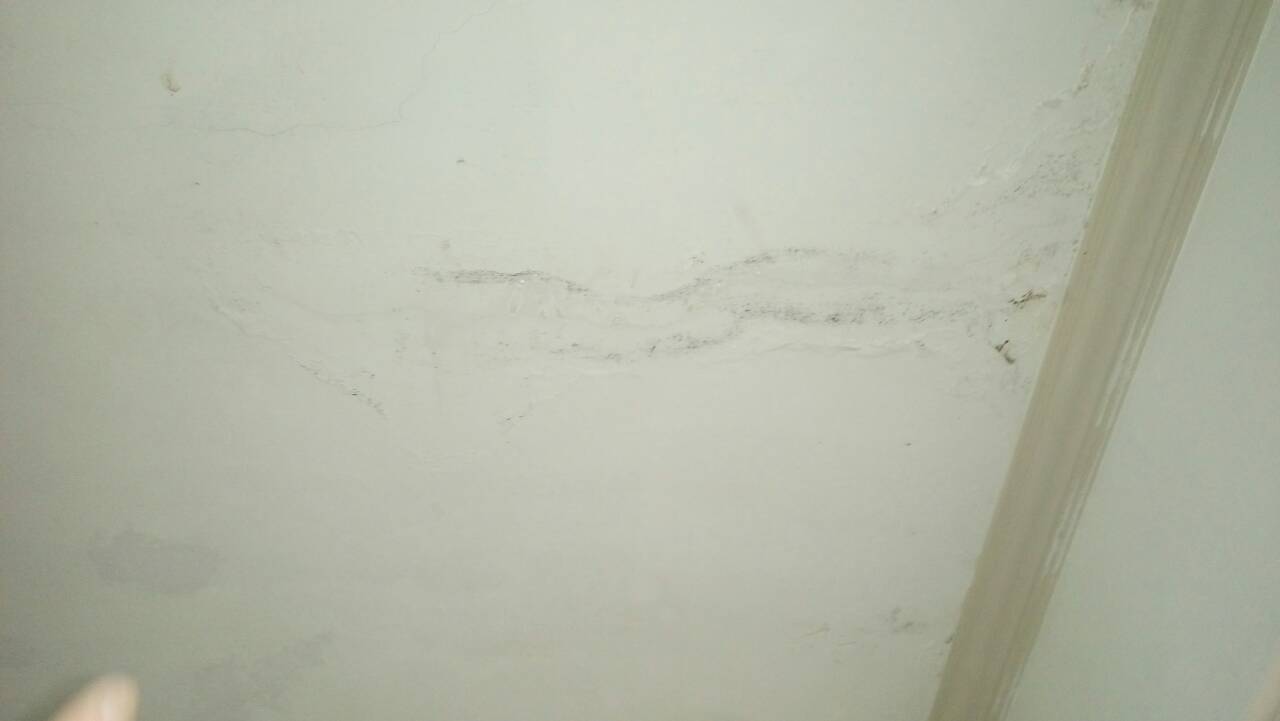 天花板裂痕滲水