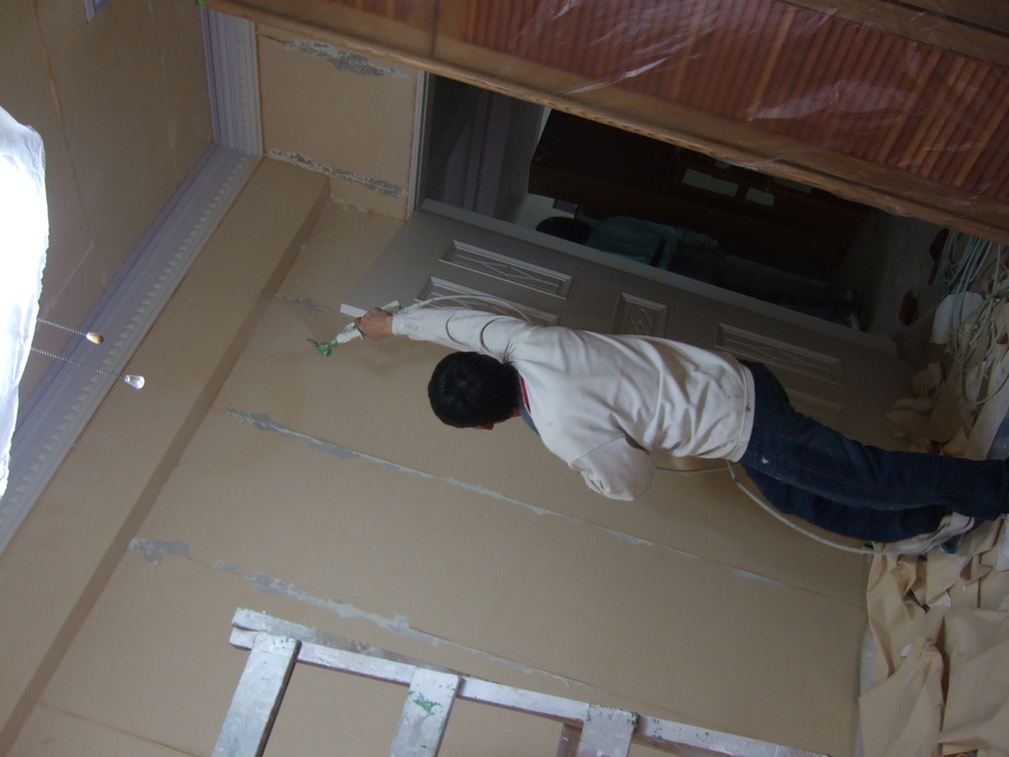 油漆施作前-壁紙拆除前濕潤