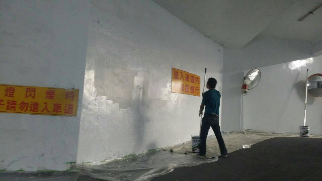 地面防護後滾塗油性水泥漆