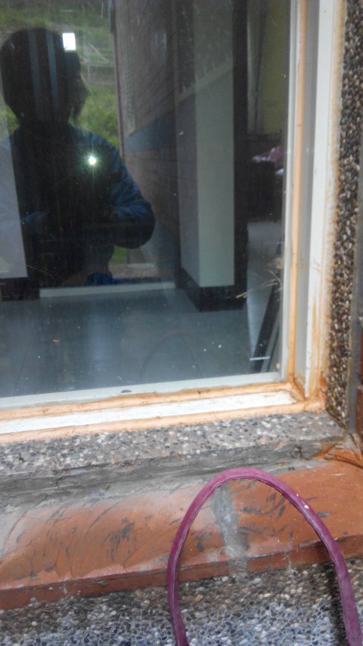 檢視窗外銜接處情況