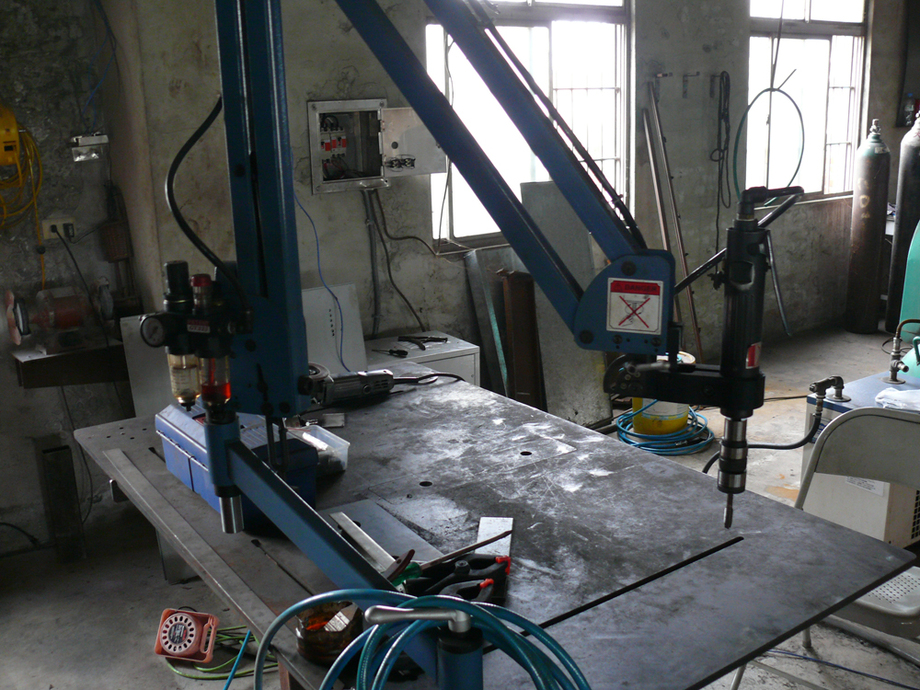 氣動攻牙機(廠內生財設備)