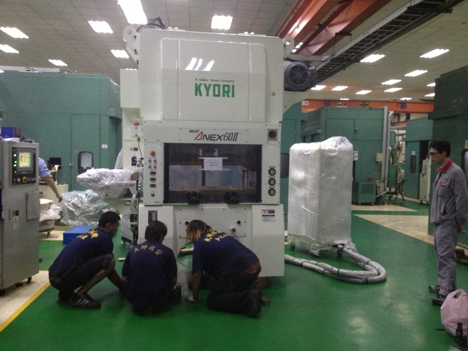 金屬成型機