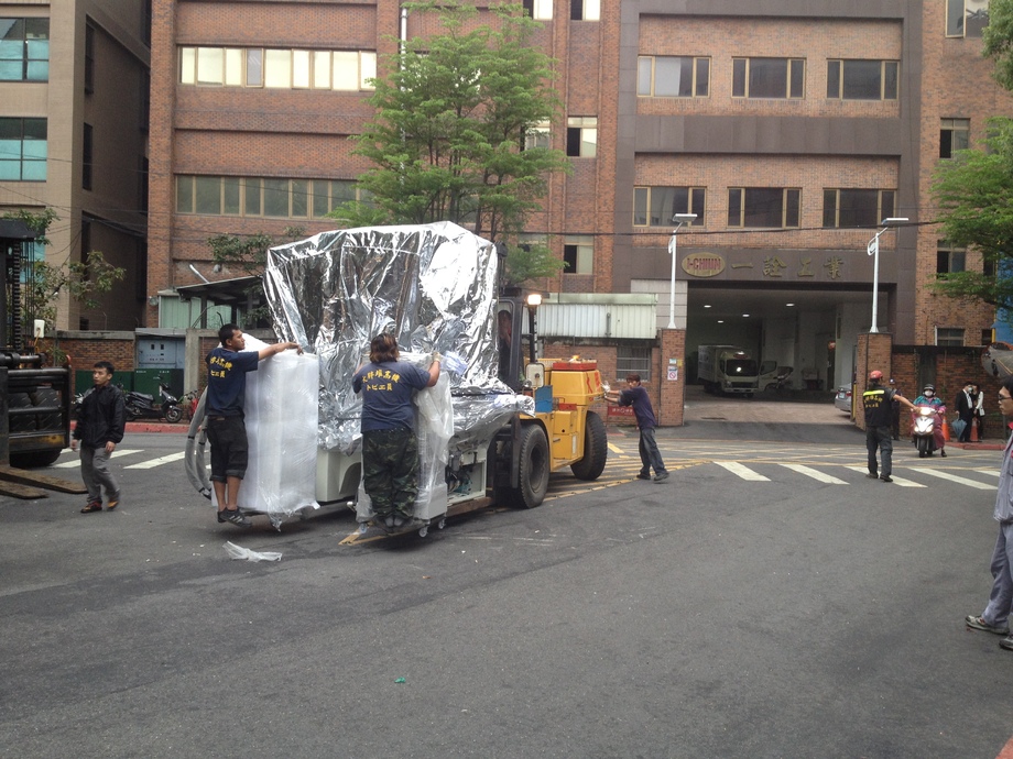 金屬成型機