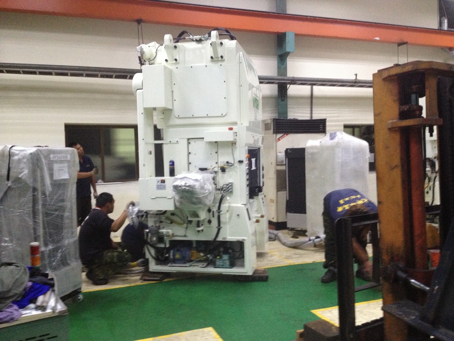 金屬成型機