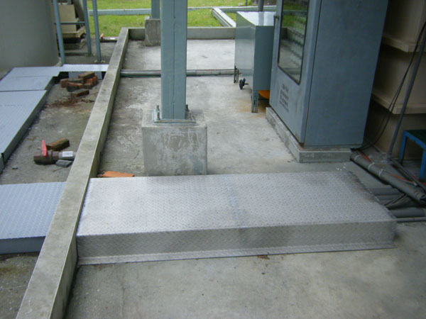 水泥地板鐵蓋(二)