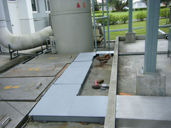 水泥地板鐵蓋(一)