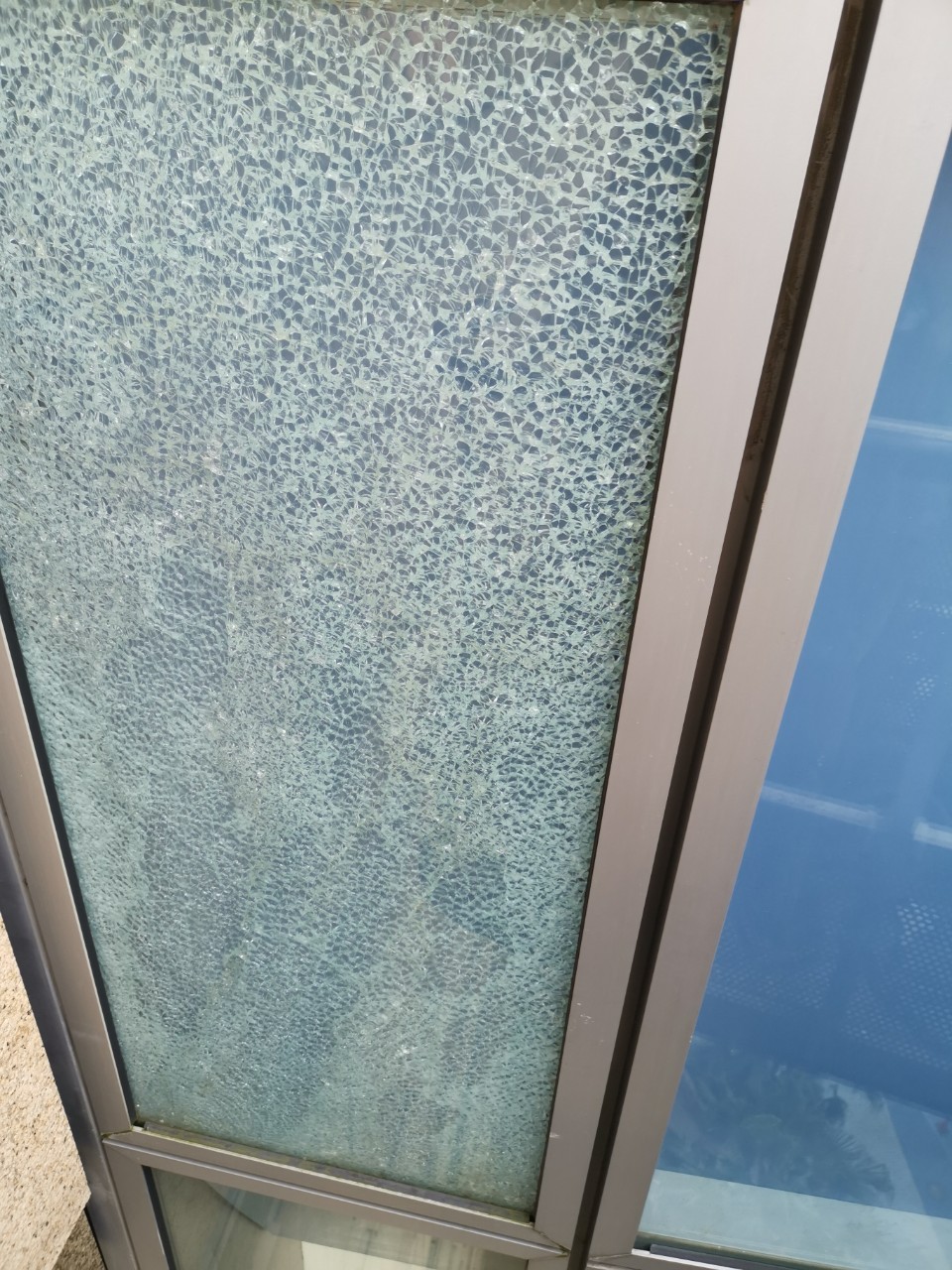 大樓玻璃窗破裂更新