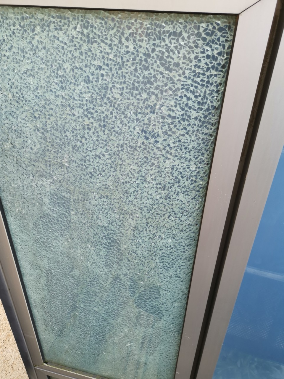 窗戶強化玻璃破碎更新