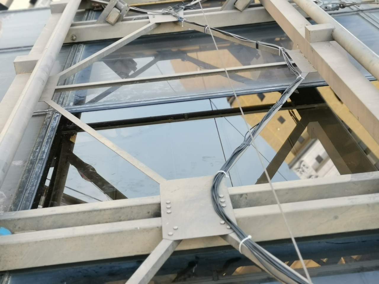 大樓玻璃幕牆破碎更新