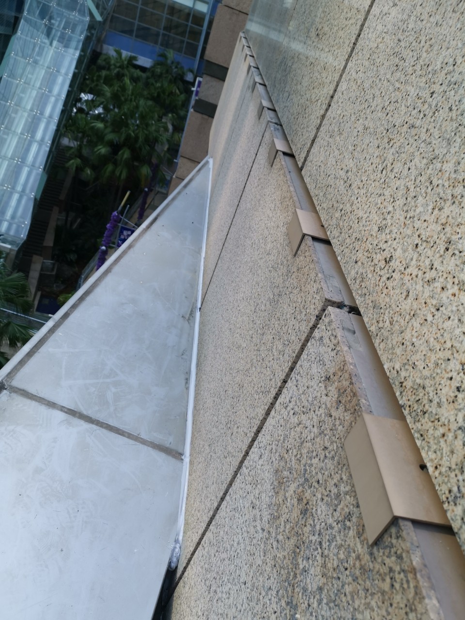 外牆玻璃窗框矽利康施工