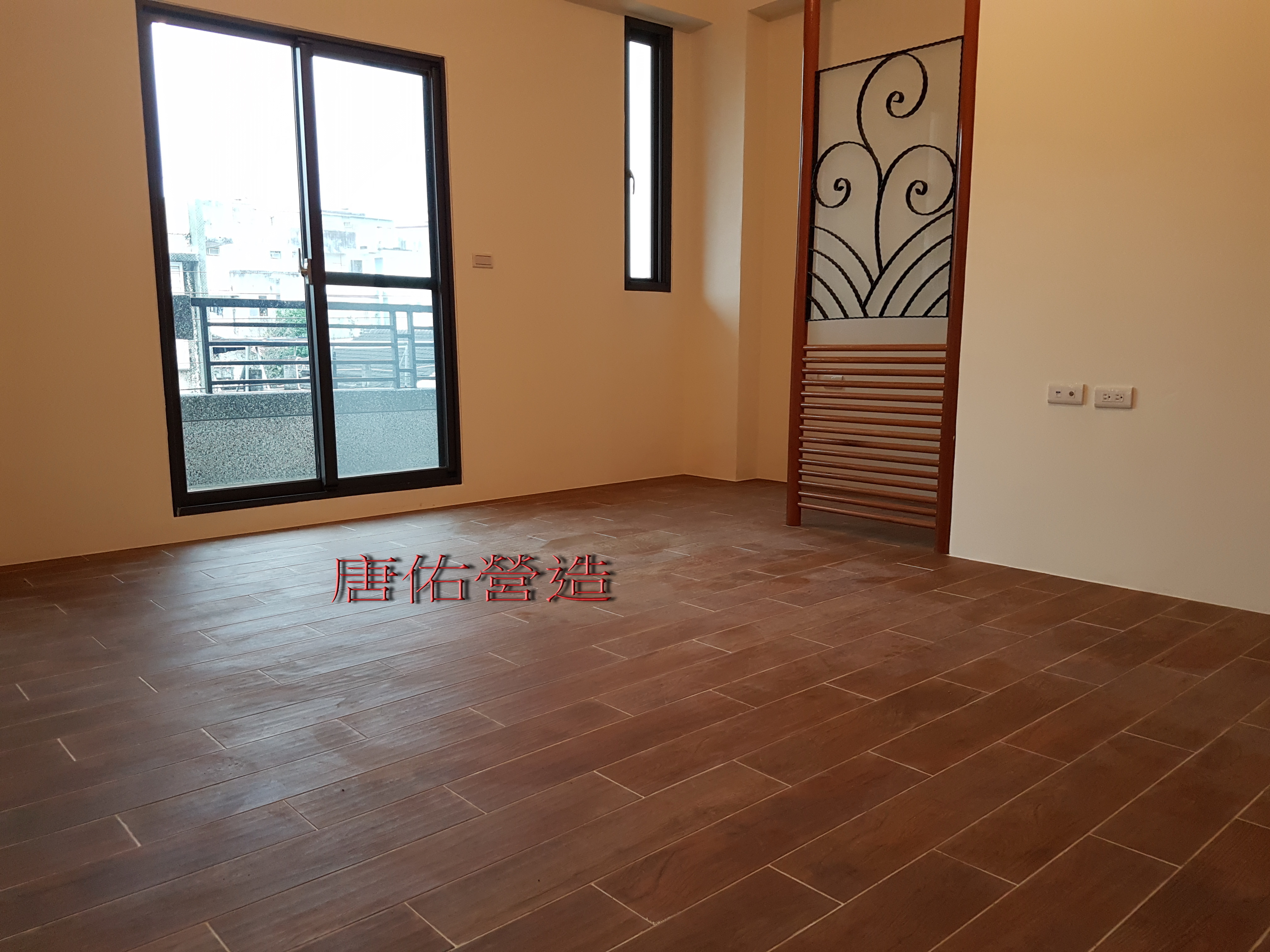 房間木紋石地磚完成