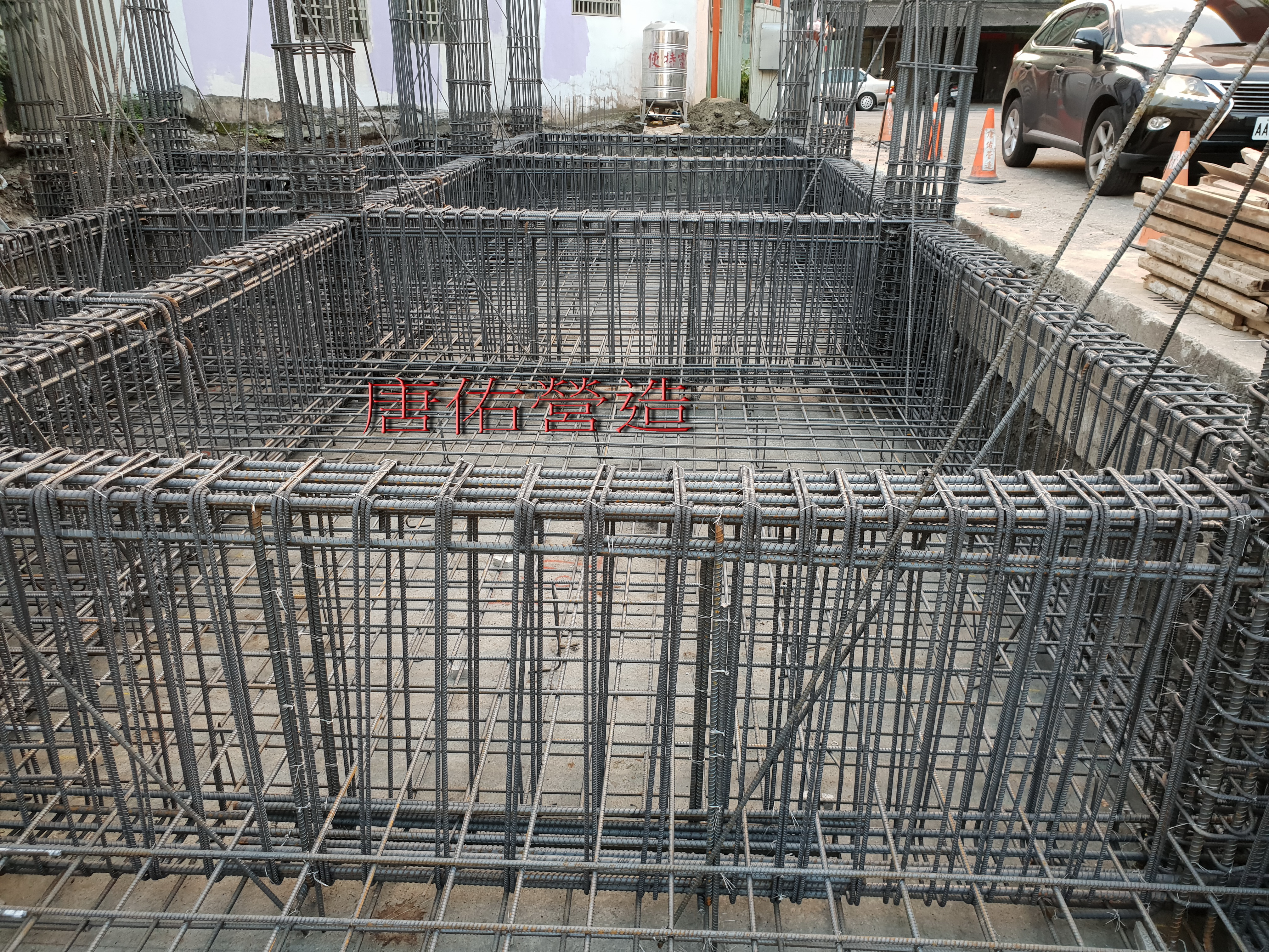 地樑鋼筋綁紮完成