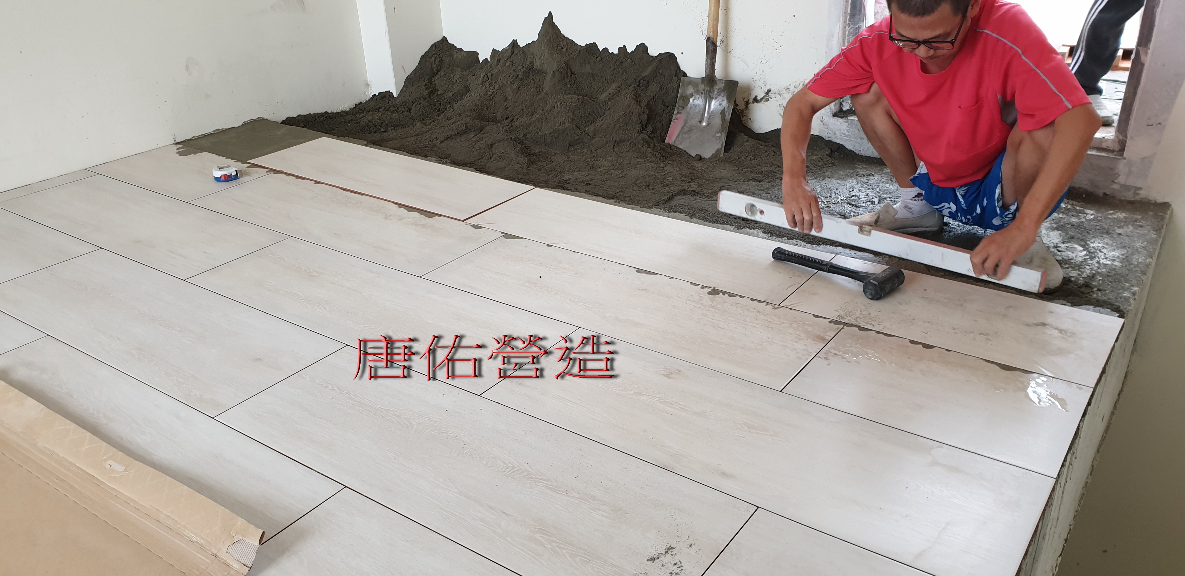 屋突室內木紋地磚施作