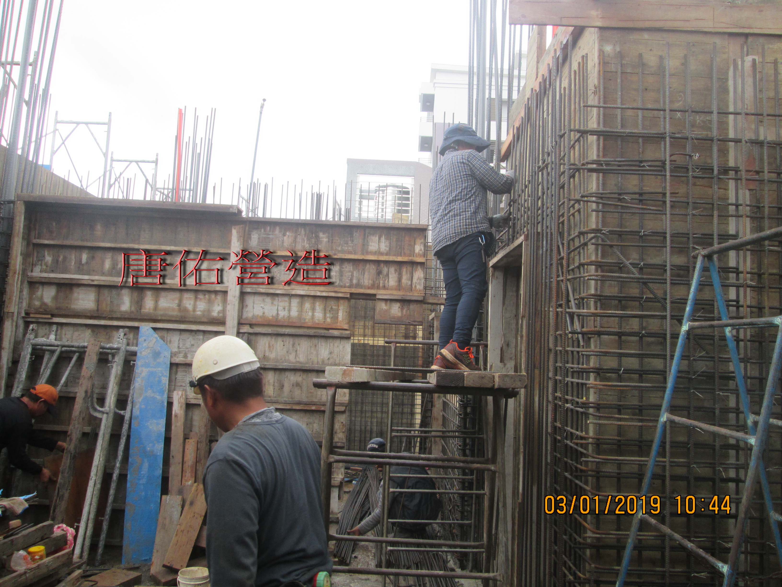 2樓牆面鋼筋綁紮