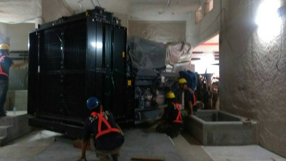 2OOOK發電机吊裝，搬運，定位固定完成