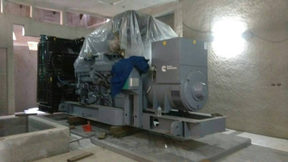 2OOOK發電机吊裝，搬運，定位固定完成