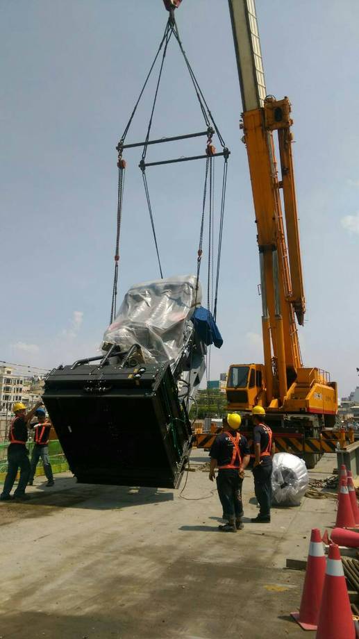 2OOOK發電机吊裝，搬運，定位固定完成