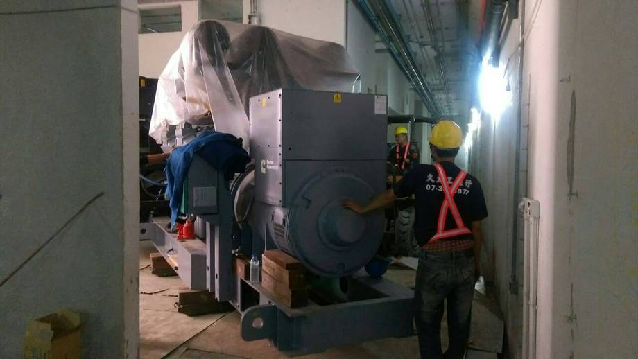 2OOOK發電机吊裝，搬運，定位固定完成