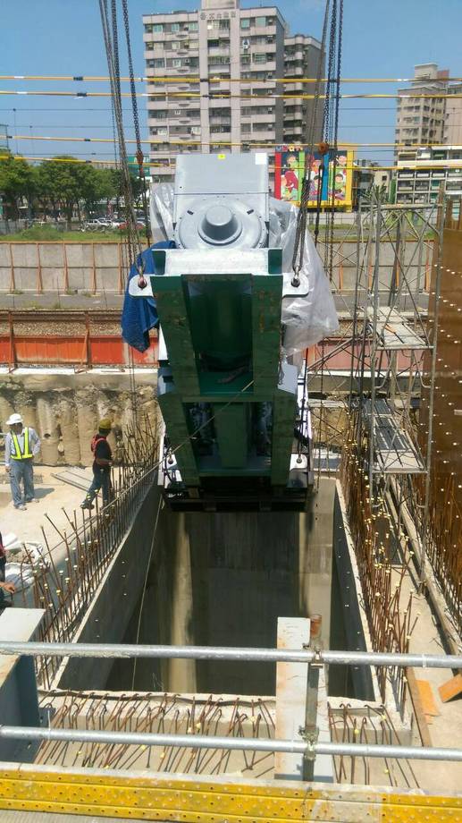 2OOOK發電机吊裝，搬運，定位固定完成