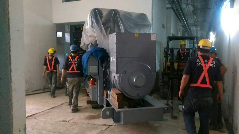2OOOK發電机吊裝，搬運，定位固定完成