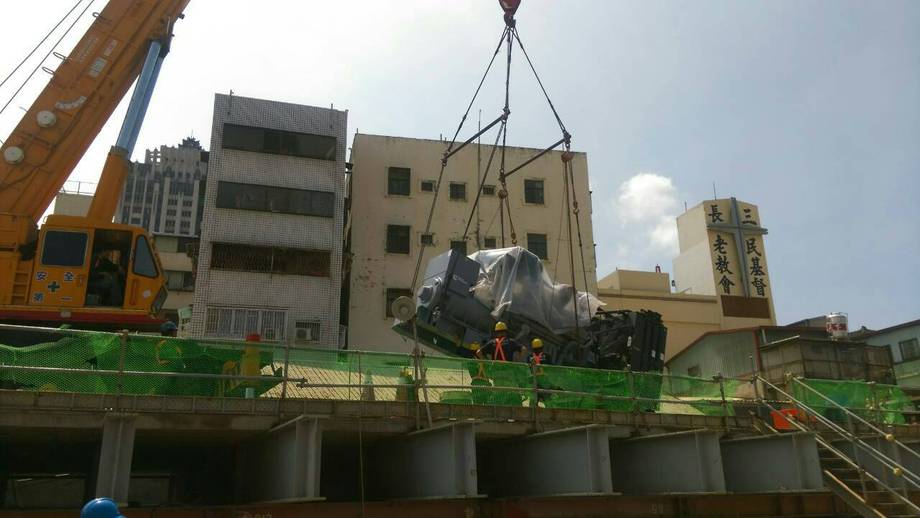 2OOOK發電机吊裝，搬運，定位固定完成