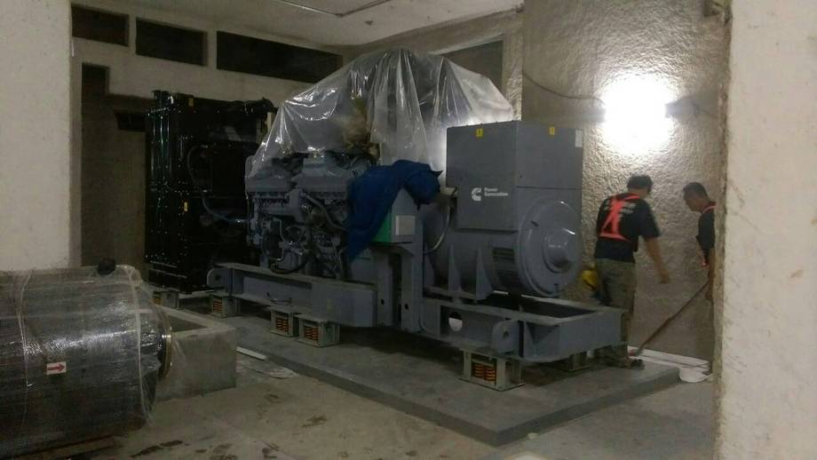 2OOOK發電机吊裝，搬運，定位固定完成