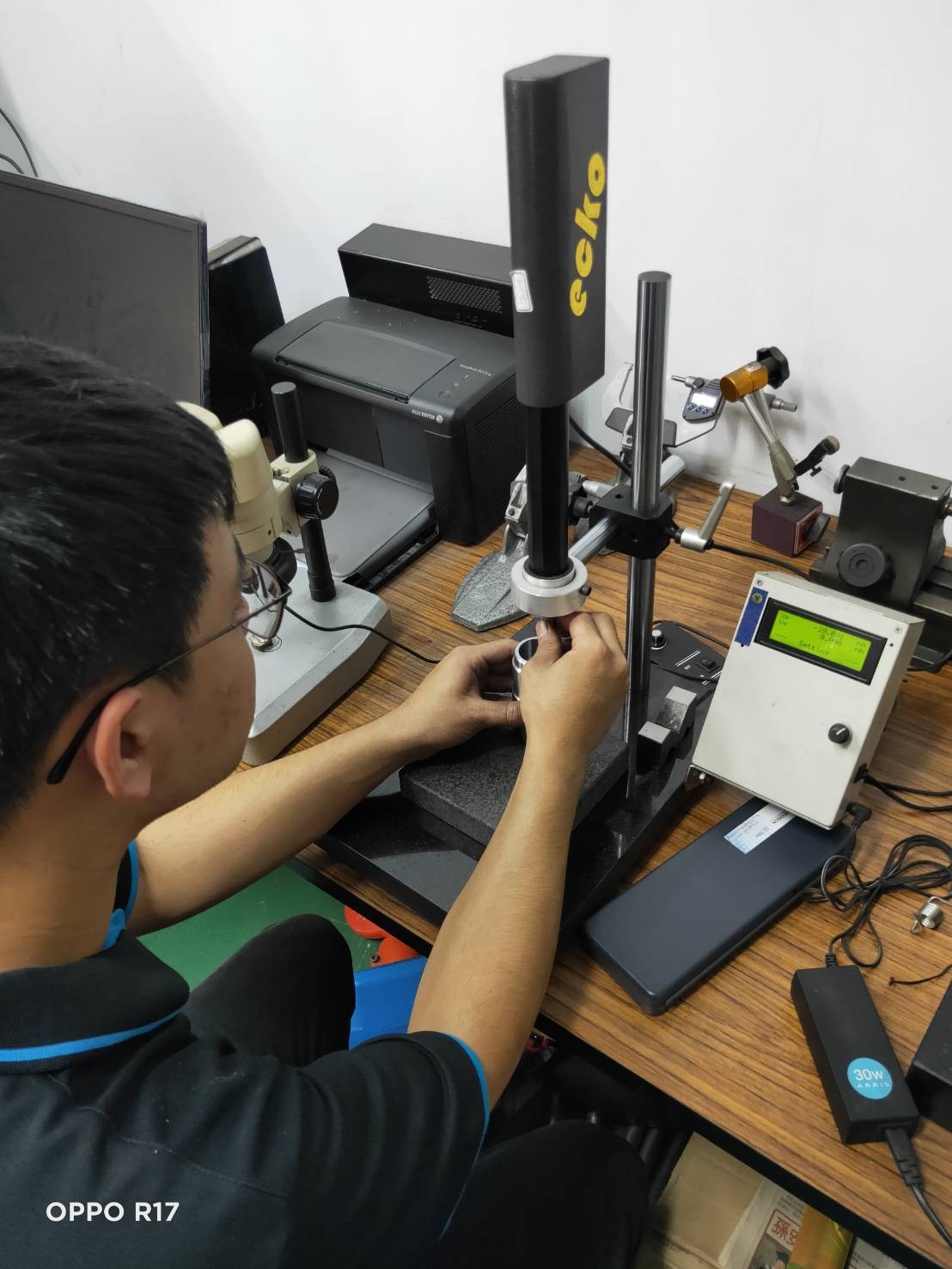 品檢室-電子深孔測量器