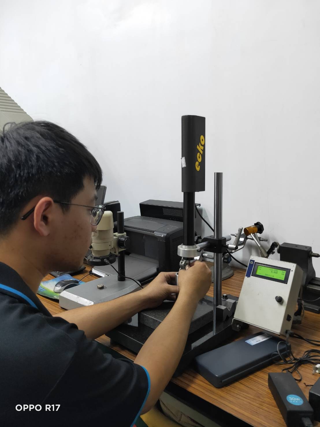 品檢室-電子深孔測量器