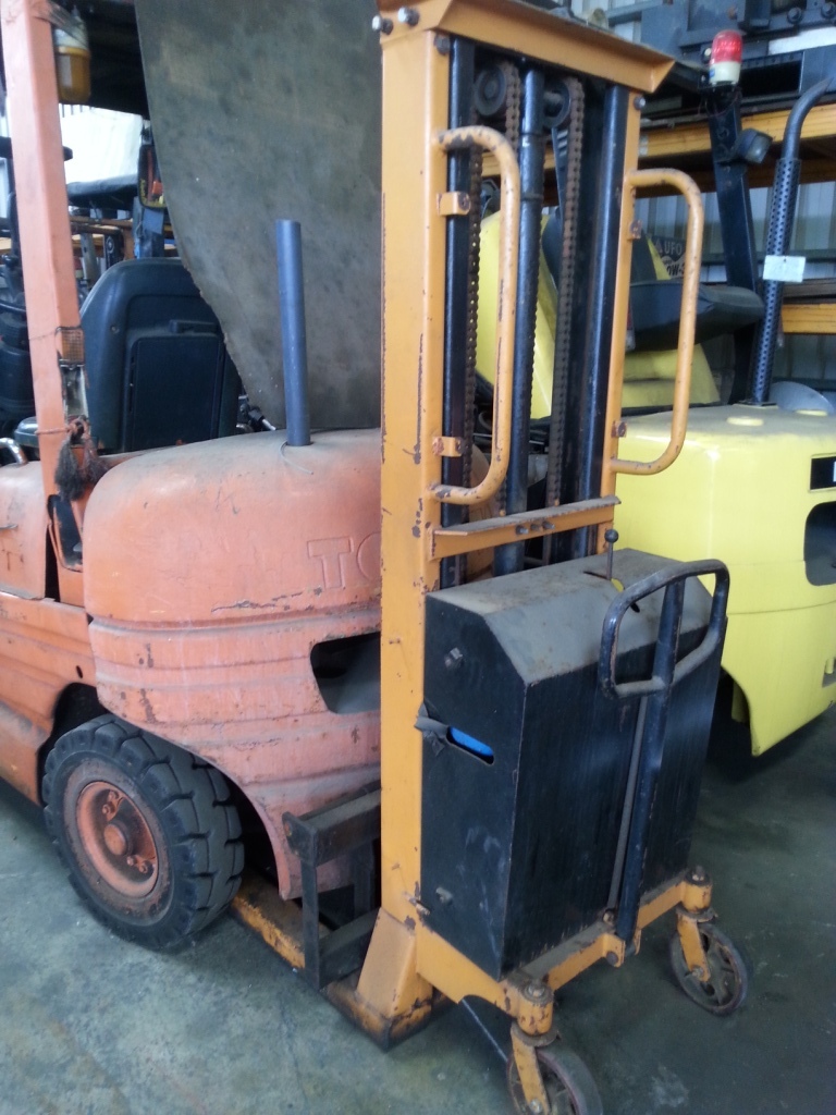 1噸-半電動堆高機