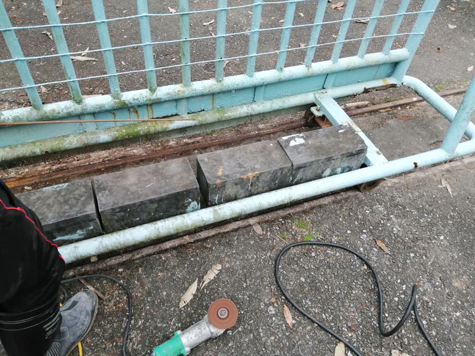 橫式大門軌道老舊磨損嚴重，維修更新焊接，矯正，定位