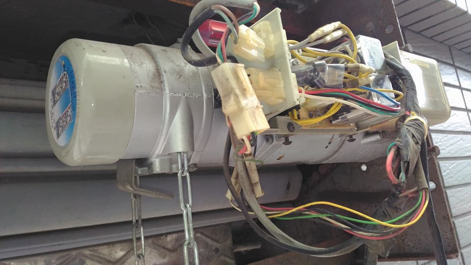 捲門跑過頭捲壞，馬達燒壞搶修