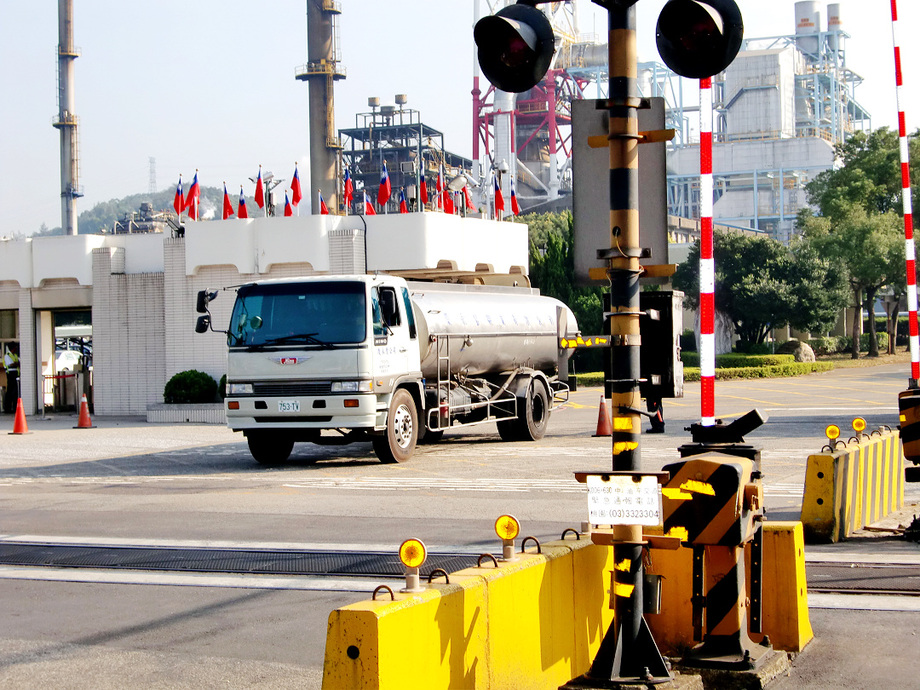 桃園煉油廠大門