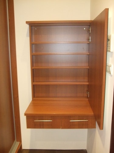 主臥室更衣間化妝檯內部