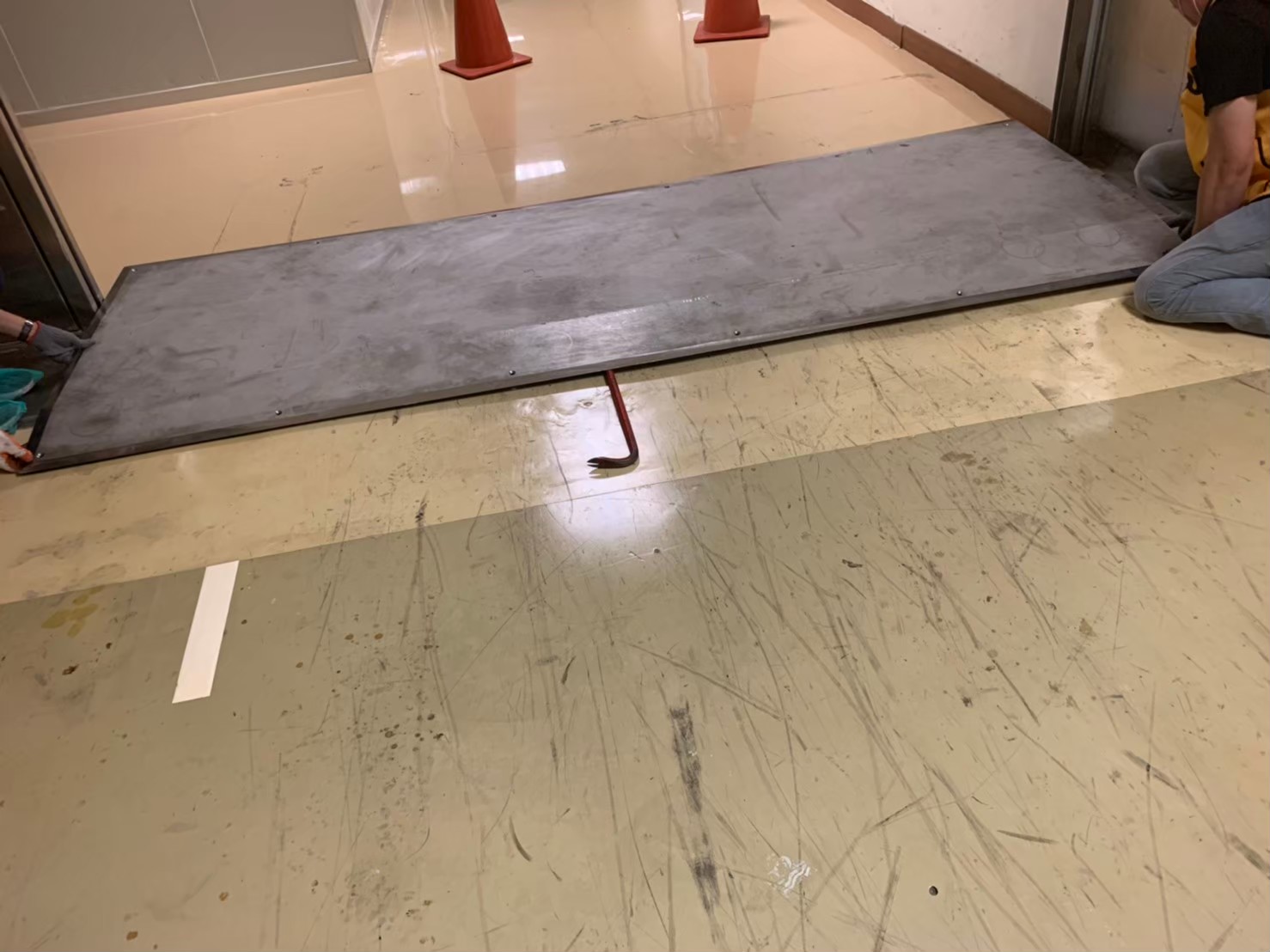 伸縮縫鐵板鋪設