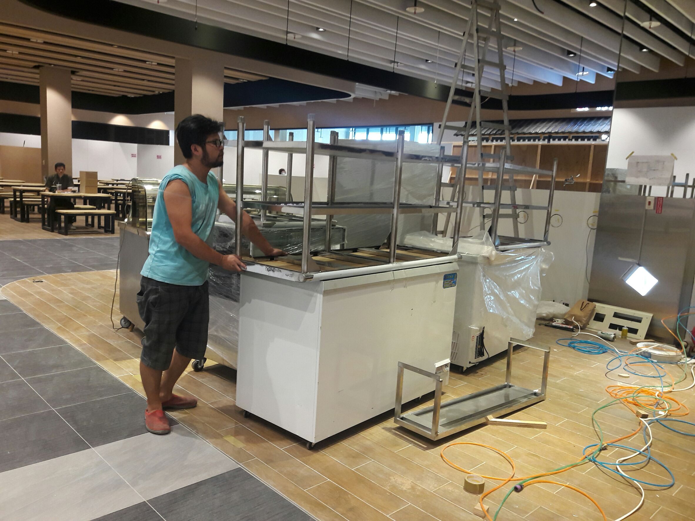 感謝台中客戶承租單門玻璃冰箱1台，2台4尺3玻璃對拉冰箱一台沙拉吧冰箱感謝三猿廣場。